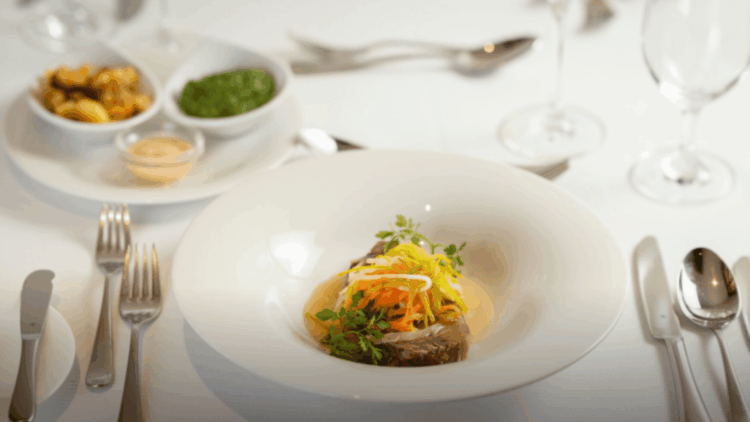 Plat gastronomique servi à bord d’une croisière fluviale AmaWaterways en Europe