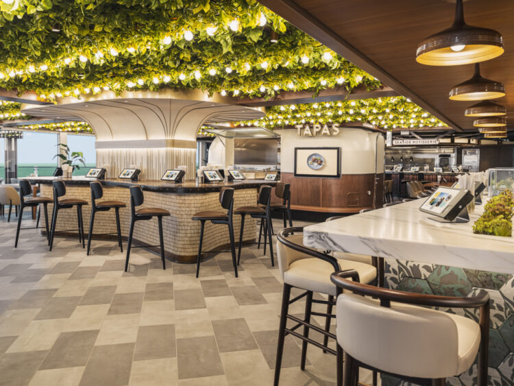 Indulge Food Hall à bord du NCL Luna