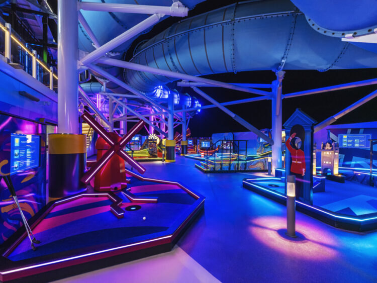 Tee Time mini-golf à bord du NCL Luna