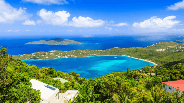 Magens Bay à Saint-Thomas dans les Caraïbes avec plage de sable blanc et eaux turquoise