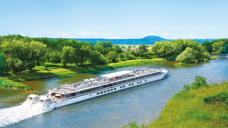 Navire fluvial MS R.E. Waydelich L.J. de CroisiEurope sur la Seine
