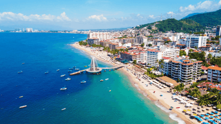 Le Malecón de Puerto Vallarta au Mexique en bord de mer