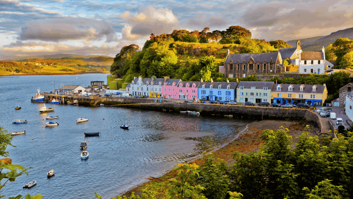 Paysage de l’île de Skye en Écosse avec montagnes et côtes sauvages